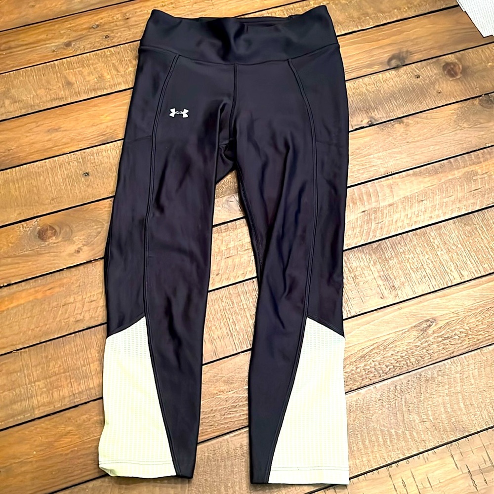 Under Armour black leggings- cropped. Size xs/s- excellent condition!